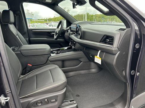 New 2026 Chevrolet Suburban Premier AWD/4WD image 14