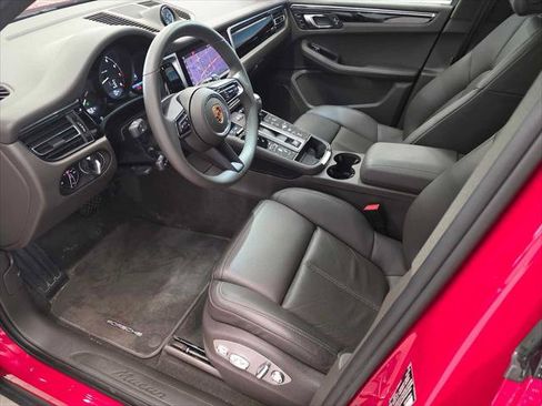 Used 2025 Porsche Macan AWD/4WD image 20