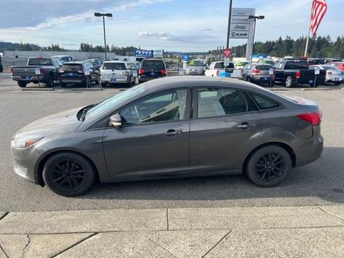 Used 2017 Ford Focus SE FWD image 4
