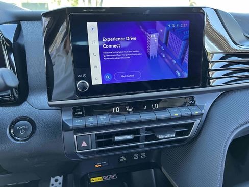 Used 2025 Toyota Camry SE image 40