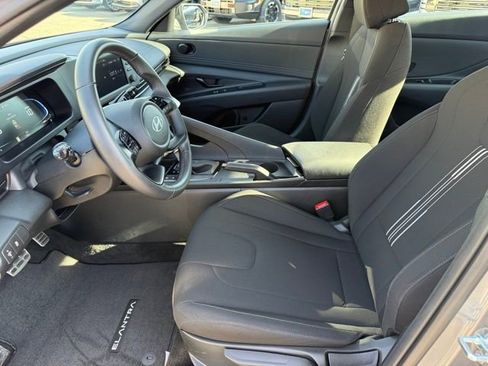 Used 2025 Hyundai Elantra Sport image 17