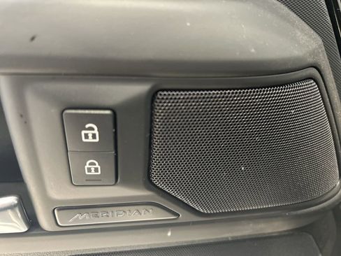 Used 2025 Land Rover Defender 110 S image 7