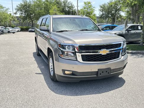 Used 2017 Chevrolet Suburban LT w/ Luxury Package AWD/4WD image 8