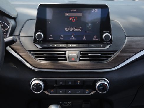 Used 2024 Nissan Altima 2.5 SV FWD image 9