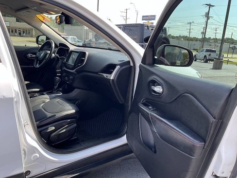 Used 2014 Jeep Cherokee Trailhawk w/ Comfort/Convenience Group AWD/4WD image 31