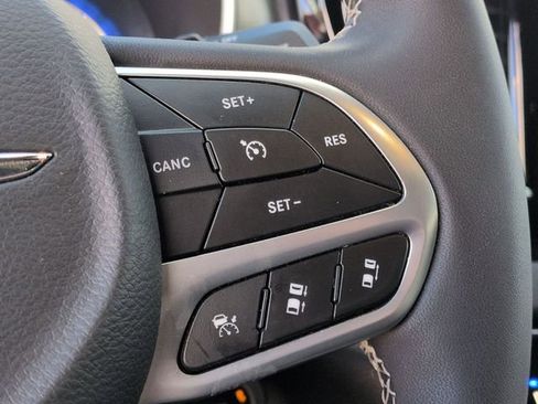 Certified 2025 Chrysler Pacifica Select image 19