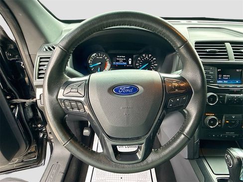 Used 2018 Ford Explorer XLT image 12