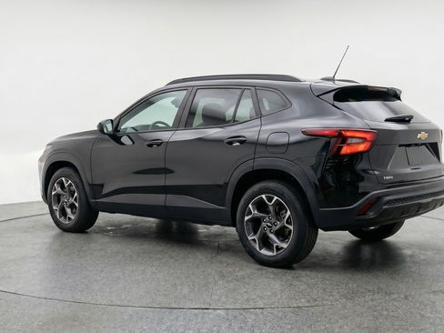 Used 2025 Chevrolet Trax LT w/ LT Convenience Package FWD image 6
