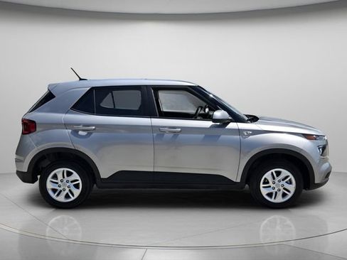 Used 2025 Hyundai Venue SE FWD image 5