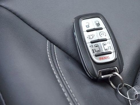 Used 2024 Chrysler Pacifica Touring-L image 23