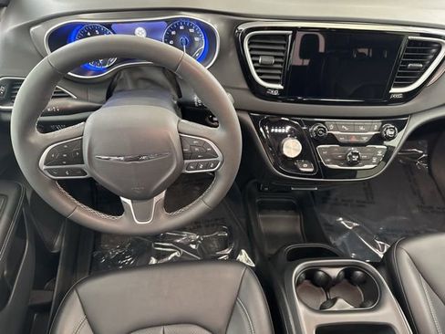 Used 2025 Chrysler Pacifica Select FWD image 24