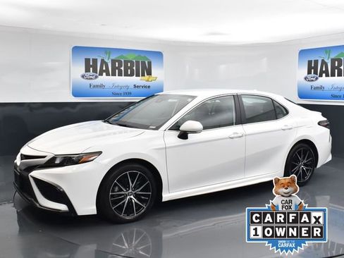 Used 2022 Toyota Camry SE FWD image 1