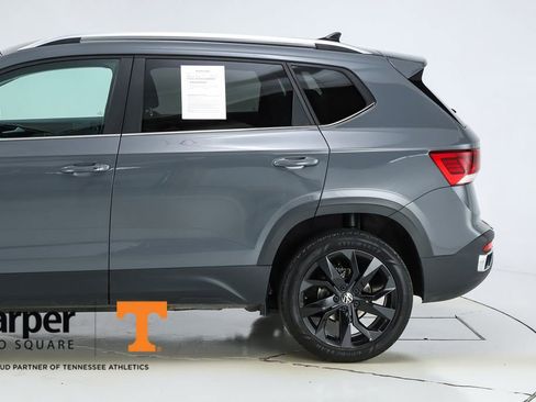 Used 2023 Volkswagen Taos SE w/ Panoramic Sunroof Package FWD image 4