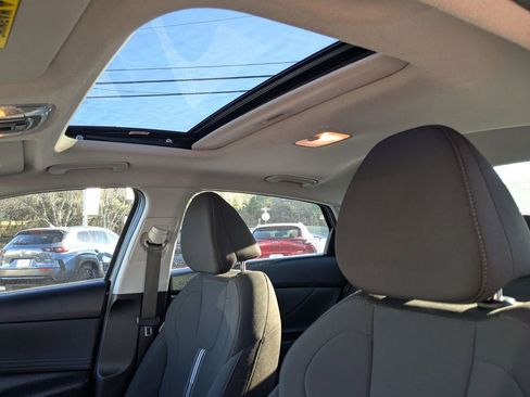 Used 2025 Hyundai Elantra SEL image 15