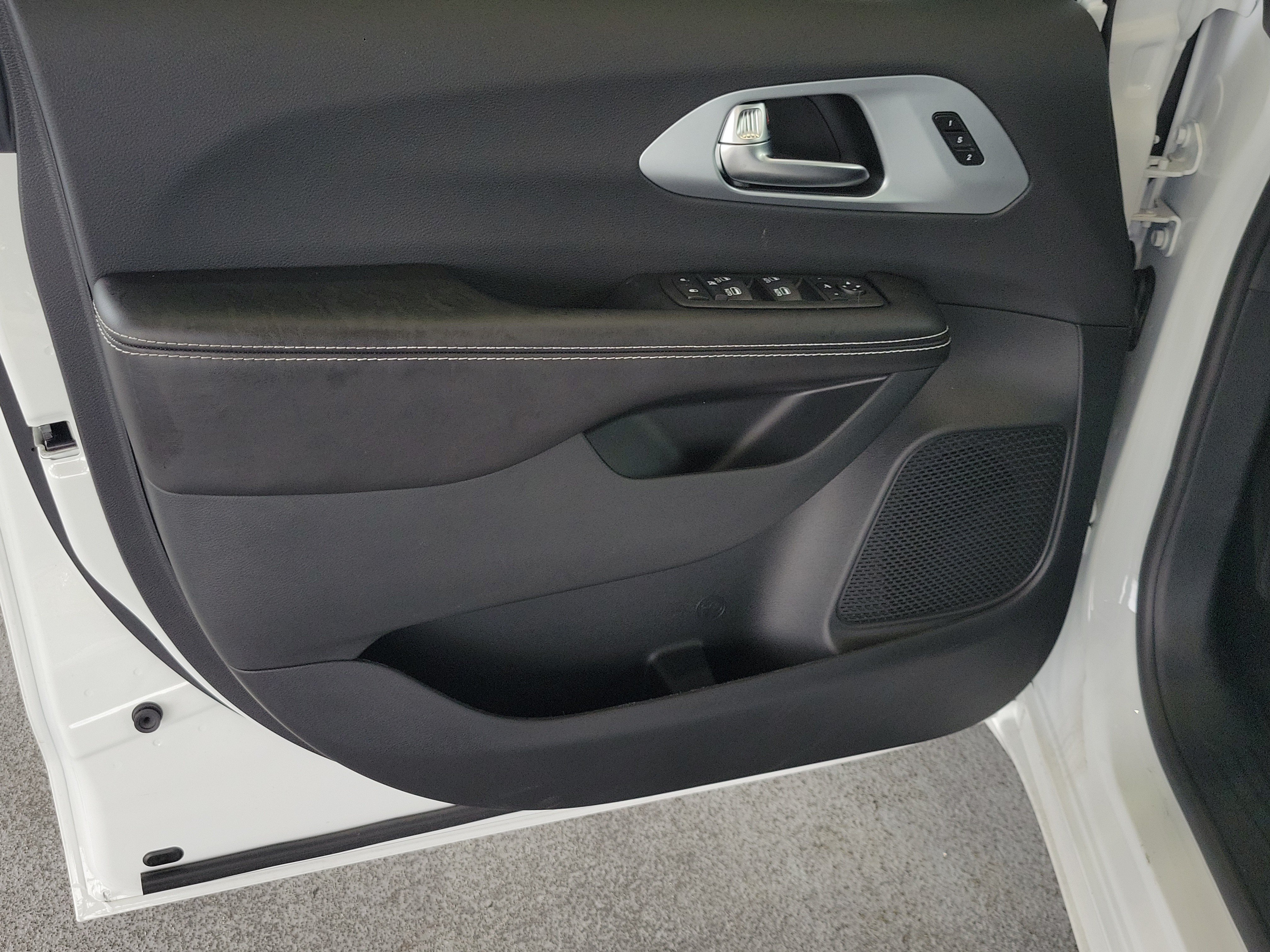 New 2026 Chrysler Pacifica Limited w/ S Appearance Package FWD image 15