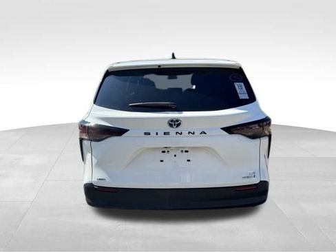 Used 2023 Toyota Sienna LE image 4