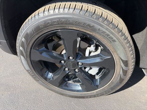 Used 2024 Jeep Grand Cherokee Limited w/ Black Appearance Package image 8