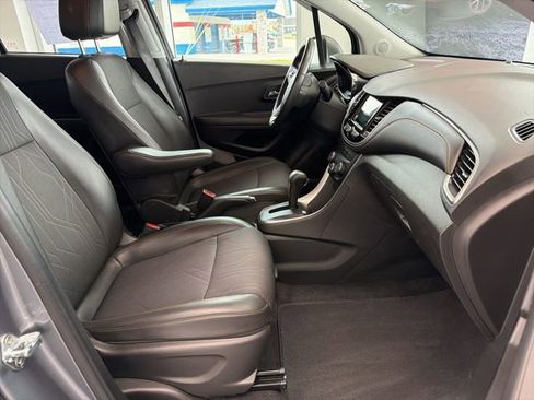 Used 2019 Chevrolet Trax LT w/ LT Convenience Package FWD image 10