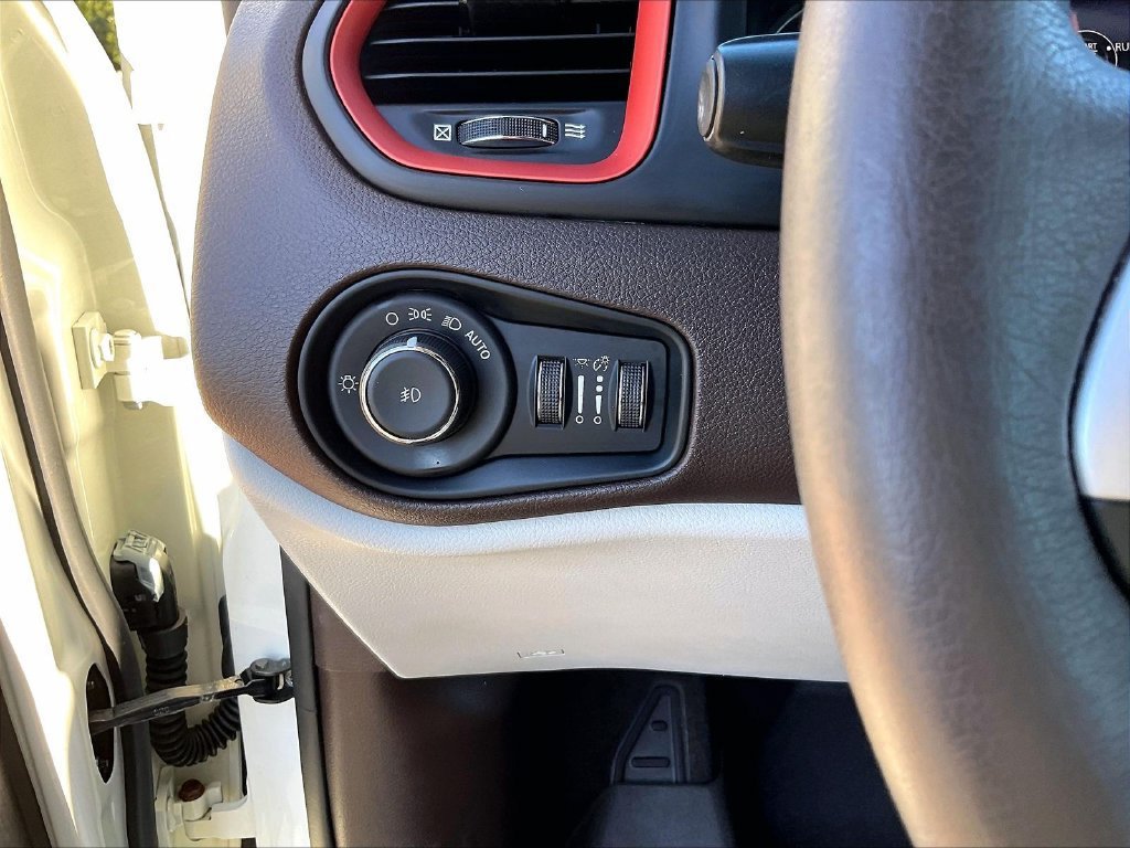 Used 2017 Jeep Renegade Limited AWD/4WD image 27