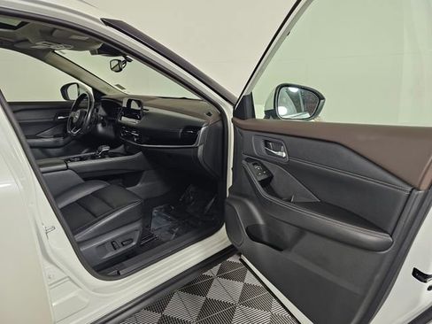 Used 2023 Nissan Rogue SL w/ SL Premium Package image 12