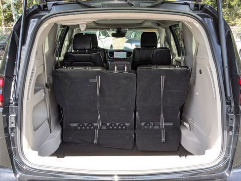 Used 2023 Chrysler Pacifica Limited image 27