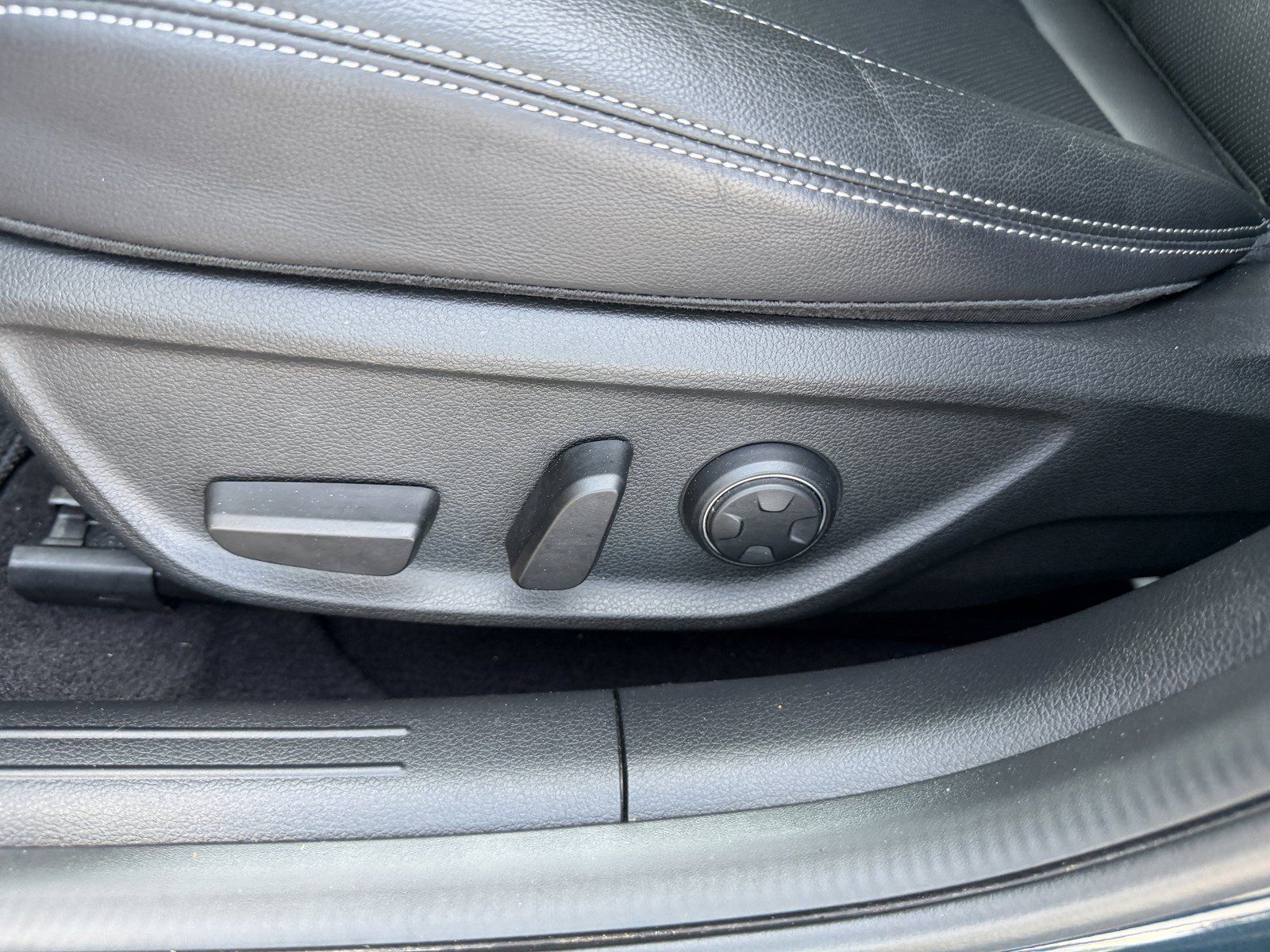 Used 2025 Genesis G70 2.5T RWD image 18