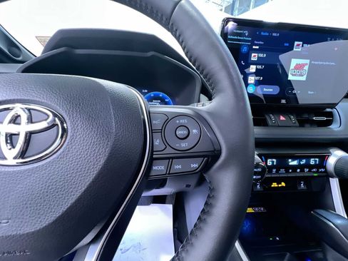 Used 2025 Toyota RAV4 XSE AWD/4WD image 21