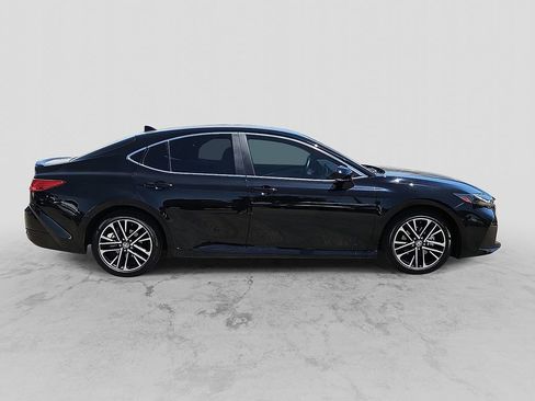Used 2025 Toyota Camry XLE FWD image 9