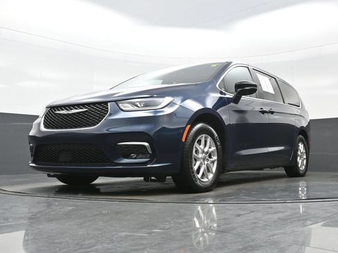 Used 2024 Chrysler Pacifica Touring FWD image 30