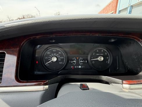 Used 2007 Lincoln Town Car Signature RWD image 21