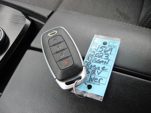 Used 2023 Nissan Rogue SV image 16