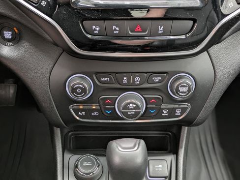 Used 2021 Jeep Cherokee Limited image 33