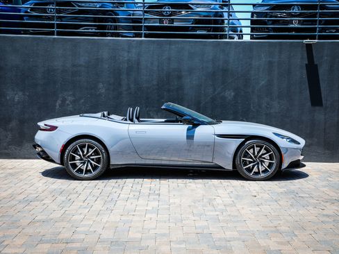 Used 2022 Aston Martin DB11 Coupe RWD image 32