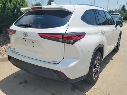 Used 2021 Toyota Highlander XLE FWD image 9