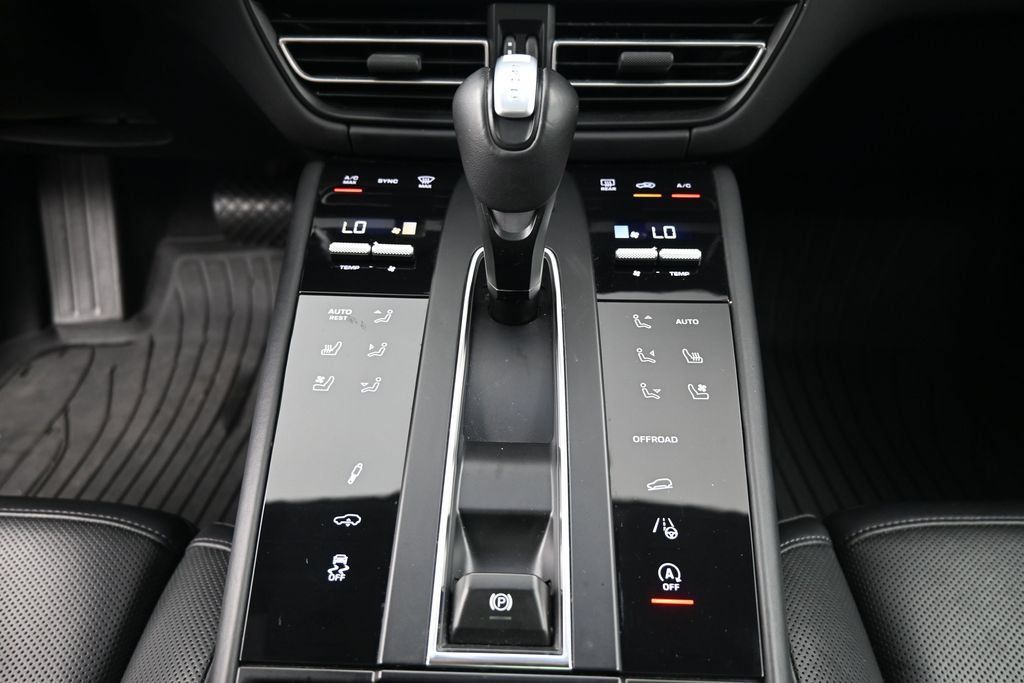 Certified 2024 Porsche Macan Turbo AWD/4WD image 18