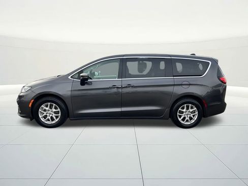 Used 2023 Chrysler Pacifica Touring-L image 2