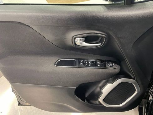 Used 2021 Jeep Renegade Latitude w/ Luxury Group I AWD/4WD image 19