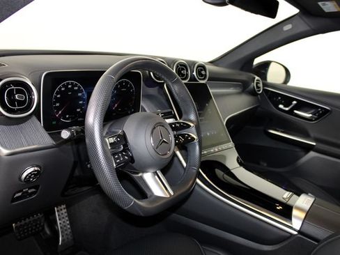Used 2024 Mercedes-Benz GLC 300 4MATIC image 4