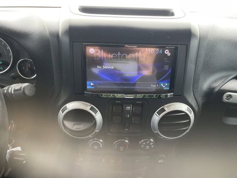 Used 2014 Jeep Wrangler Unlimited Sahara w/ Connectivity Group AWD/4WD image 18