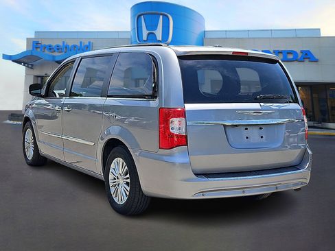 Used 2015 Chrysler Town & Country Touring-L w/ Driver Convenience Group FWD image 5