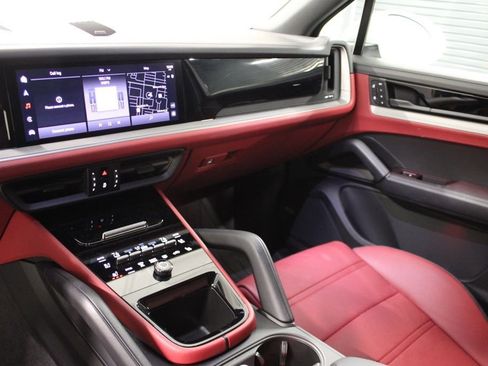 Certified 2025 Porsche Cayenne AWD/4WD image 23