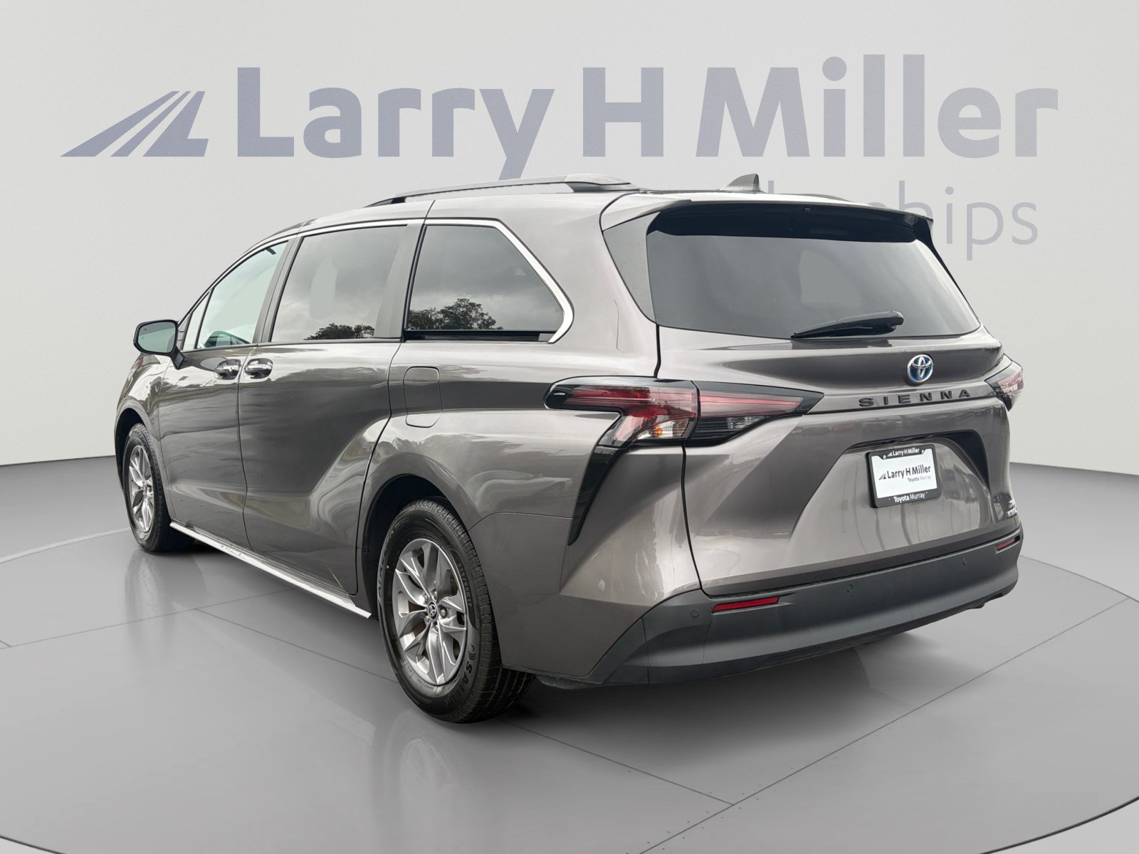 Used 2024 Toyota Sienna XLE FWD image 3