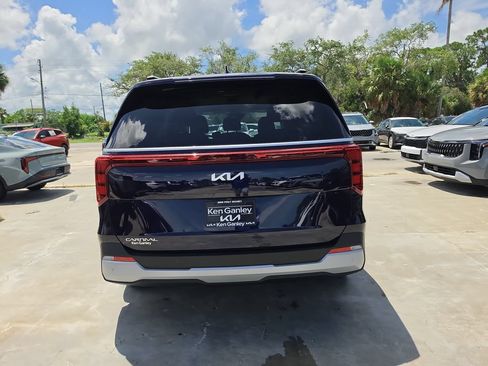 New 2027 Kia Carnival EX FWD image 7
