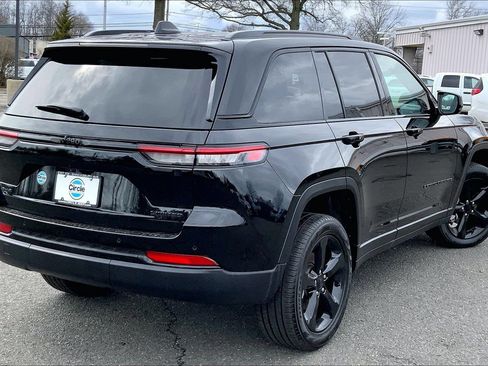 Certified 2024 Jeep Grand Cherokee Limited w/ Black Appearance Package AWD/4WD image 12