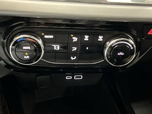 Used 2025 Chevrolet Trax LT FWD image 18