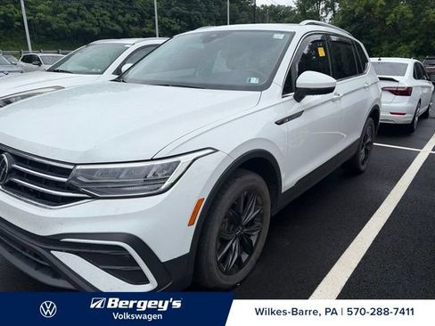 Used 2024 Volkswagen Tiguan SE w/ Panoramic Sunroof Package AWD/4WD image 5