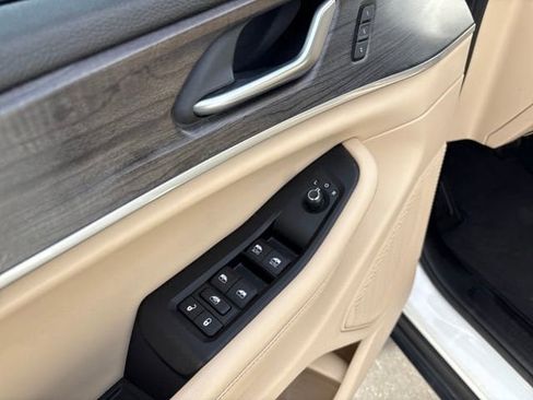 Used 2023 Jeep Grand Cherokee Limited w/ Black Appearance Package image 11