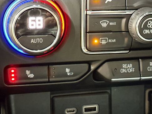 Used 2021 Chevrolet Suburban LT image 22