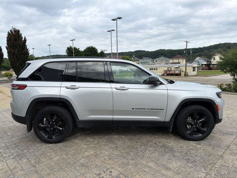 Used 2023 Jeep Grand Cherokee Altitude AWD/4WD image 9