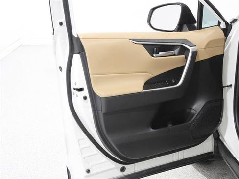 Used 2021 Toyota RAV4 XLE image 4